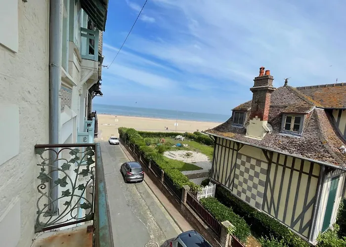 Spacious House A Few Steps From The Sea 度假居